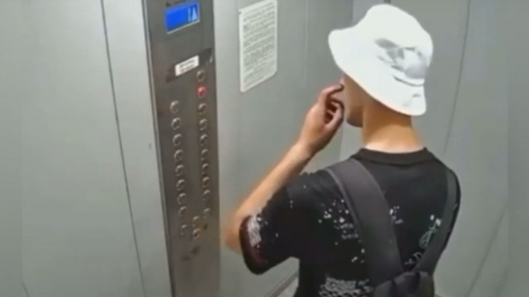 Жители Новосибирска пожаловались на некультурное поведение пассажира лифта