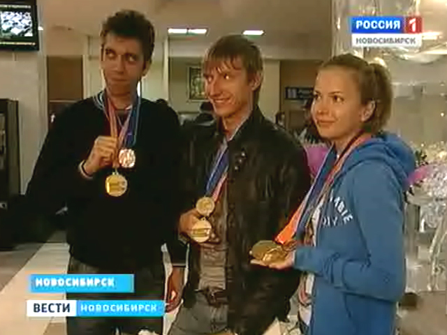 В Новосибирск вернулись триумфаторы чемпионата мира по фехтованию