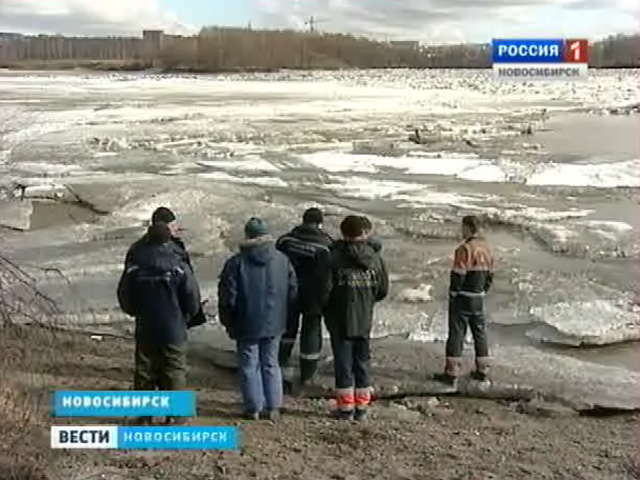 В окрестностях Новосибирска спасатели расчищают ледяные заторы