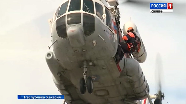 Спасатели Южно-Сибирского отряда тренируют десантирование из вертолета без парашюта