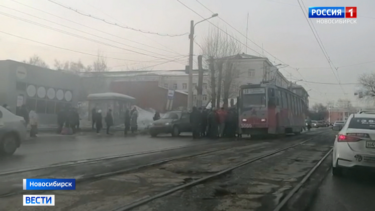 Новосибирские трамвайные остановки небезопасны для людей