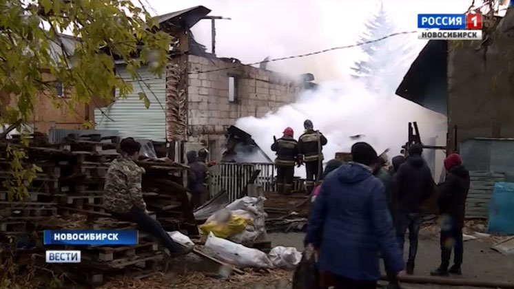 Огонь уничтожил несколько домов в Ленинском районе Новосибирска