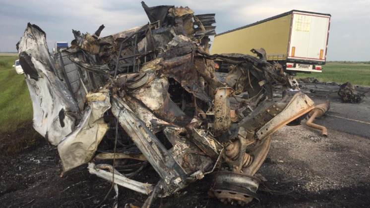 «Газель» загорелась в результате тройного ДТП на новосибирской трассе: водитель погиб