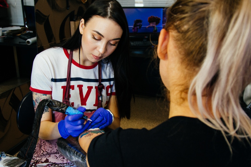 Путь Елизаветы оказался «через тернии к звездам»: она напросилась в подмастерья в один из тату-салонов Новосибирска и через полгода обучения сделала первую татуировку.