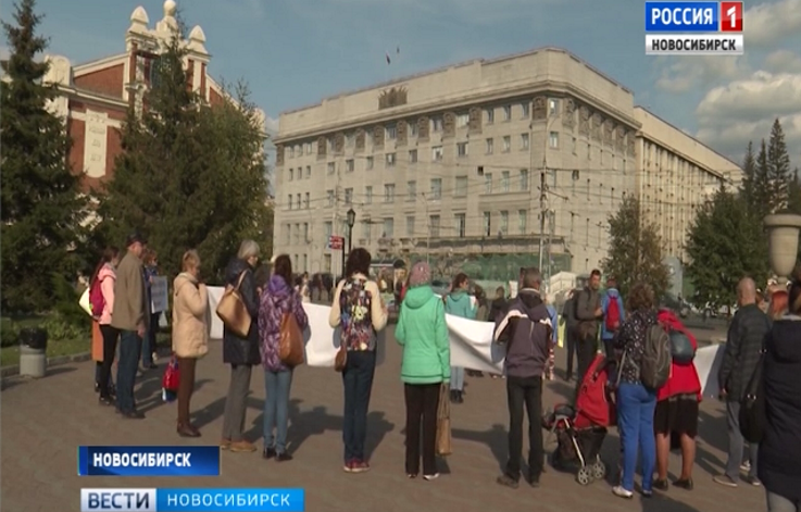 Родители и ученики вышли на пикет против увольнения учителя в Новосибирске