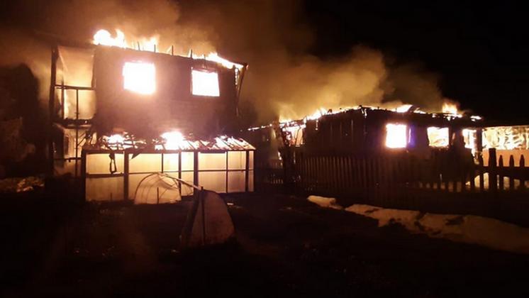 Два частных газифицированных дома загорелись под Новосибирском