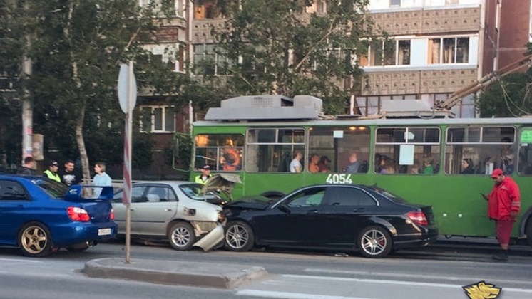 В Новосибирске водитель Mercedes устроил ДТП с тремя машинами