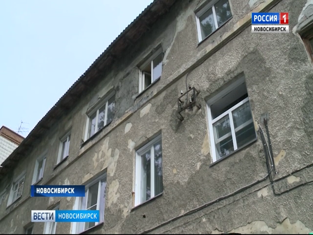 Фасад дома осыпался на прохожих на  улице Промышленной в Новосибирске