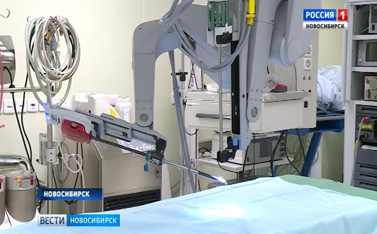 В Клинике Мешалкина удаление раковых опухолей доверили хирургу-роботу