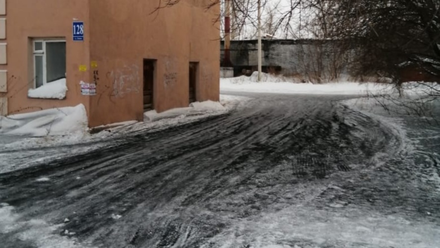 Жители Новосибирской области жалуются на чёрный снег