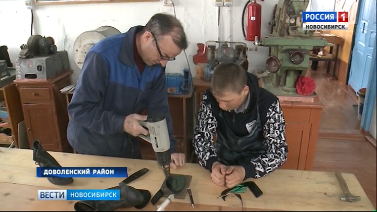 «Вести» познакомились с юным мастером ремонта обуви из Довольного 