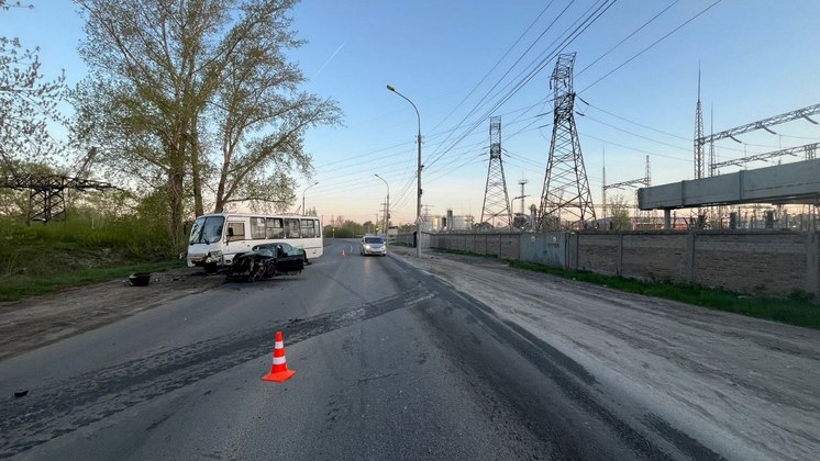 В Новосибирске водитель Subaru погиб в лобовом столкновении с автобусом