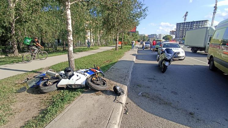 В Новосибирске мотоциклист разбился после столкновения с машиной