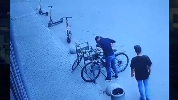 В сети появилось видео похищения велосипедов днём в центре Новосибирска