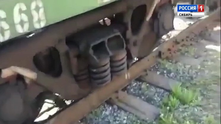Шестнадцать вагонов грузового поезда сошли с рельсов в Забайкалье