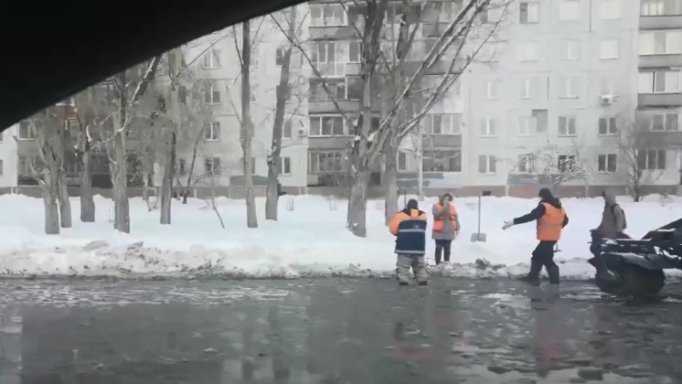 Холодной водой затопило проезжую часть в Новосибирске