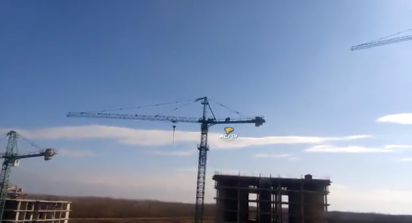 Пять строителей требуют зарплату на стреле башенного крана в Новосибирске