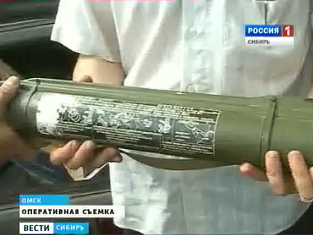 Двое жителей Омской области пытались продать гранатомет с патронами
