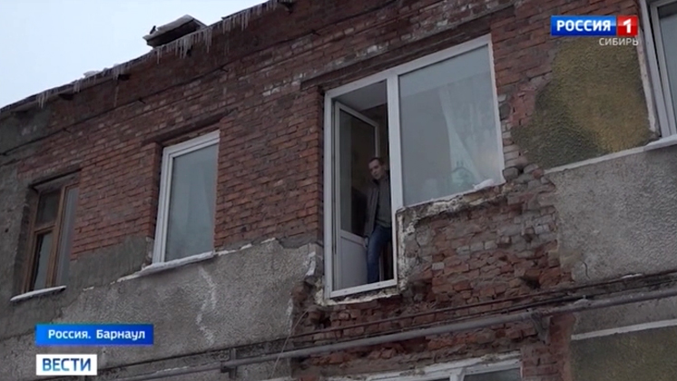 Упавшая глыба льда обрушила балкон в Барнауле