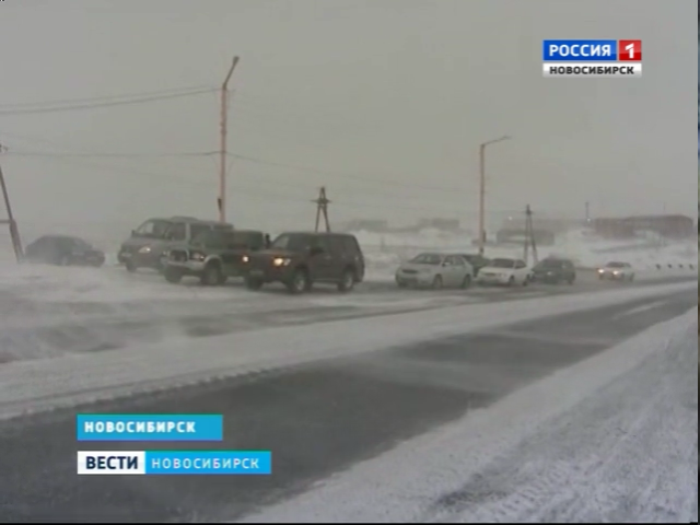 25 дальнобойщиков застряли на снежных трассах Новосибирской области