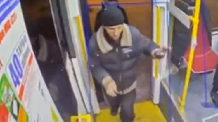 В Новосибирске задержали устроившего погром в трамвае дебошира