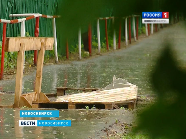 Провалившийся тротуар в Кировском районе создает проблемы для слабовидящих новосибирцев