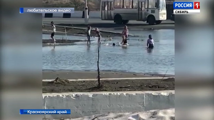 Норильские дети открыли купальный сезон в огромной луже из растаявшего снега