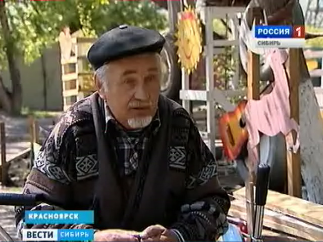 Красноярский инвалид-колясочник собственными силами приводит в порядок двор