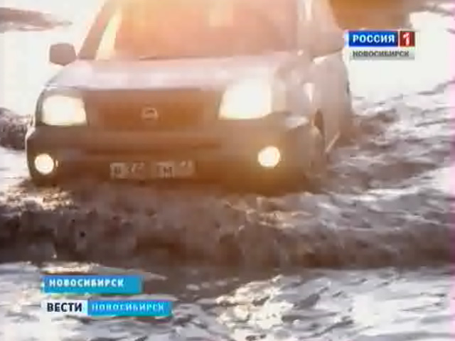 Жители улицы Оборонная в Новосибирске жалуются на затопленную талыми водами дорогу