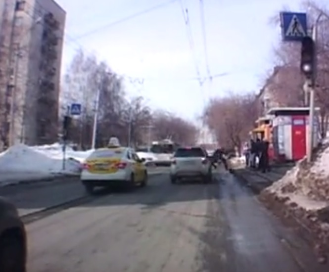 Новосибирские полицейские оказали помощь сбитому пешеходу