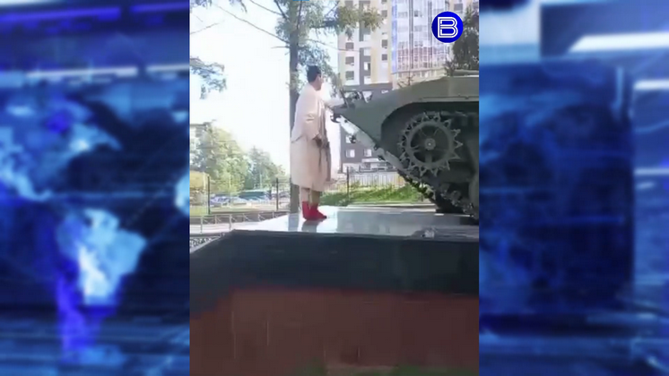 Полуголый мужчина в красных трусах устроил фотосессию у памятника воинам в Новосибирске