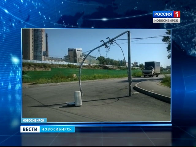 Грузовик снес линию электропередач в центре Новосибирска