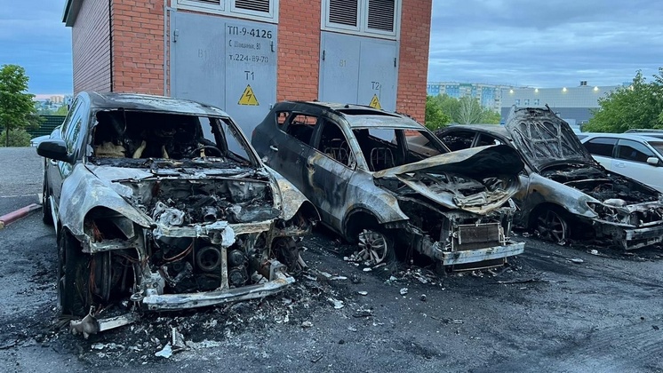 В Новосибирске три автомобиля сгорели после поджога во дворе на улице Высоцкого