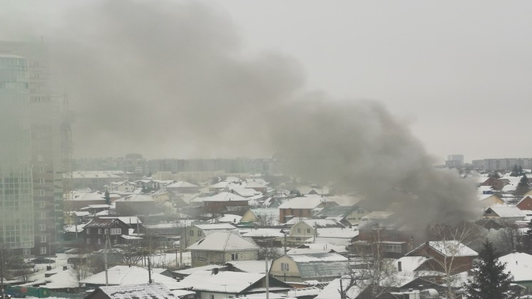 Частный дом горит в Новосибирске 