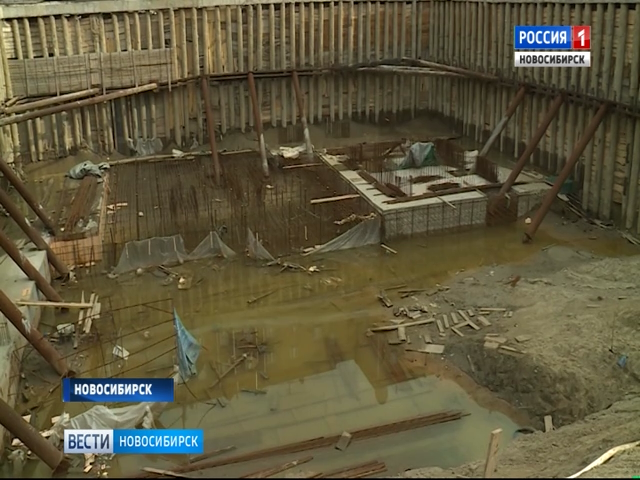 В Новосибирске начали укреплять опасный котлован на стройке с ЧС