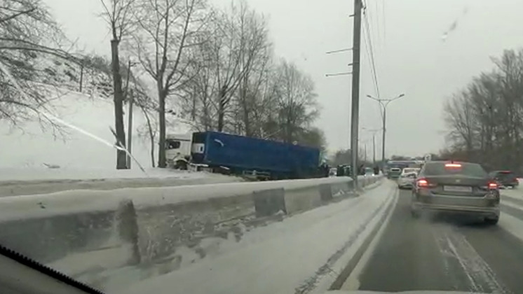 Фура перекрыла проезд на Бердском шоссе в Новосибирске