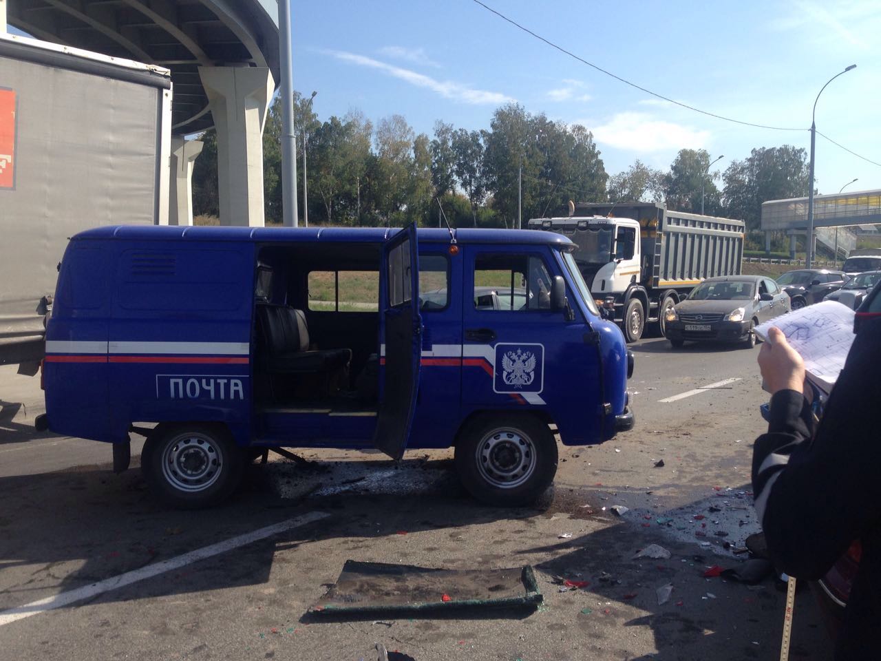 Авария с автомобилем «Почты России» спровоцировала пробку на Большевистской