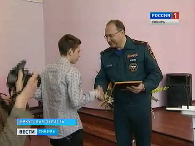 В пожарной части города Шелехов наградили 16-летнего подростка