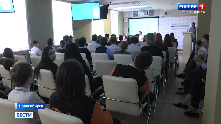 Новосибирские школьники примерили профессию пилота и бортпроводника