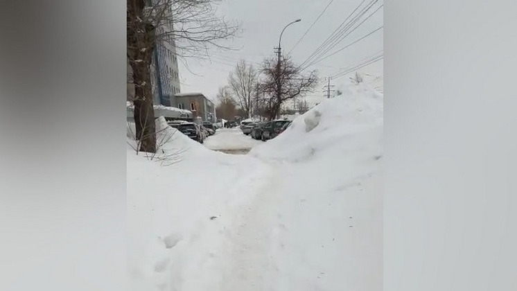 Новосибирцы жалуются на нечищеные тротуары на улице Трикотажной