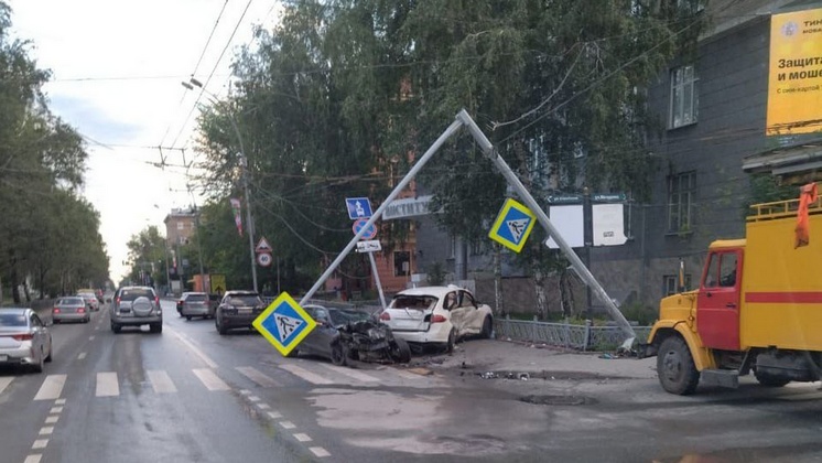 Два дорогих автомобиля снесли светофор и дорожные знаки в центре Новосибирска