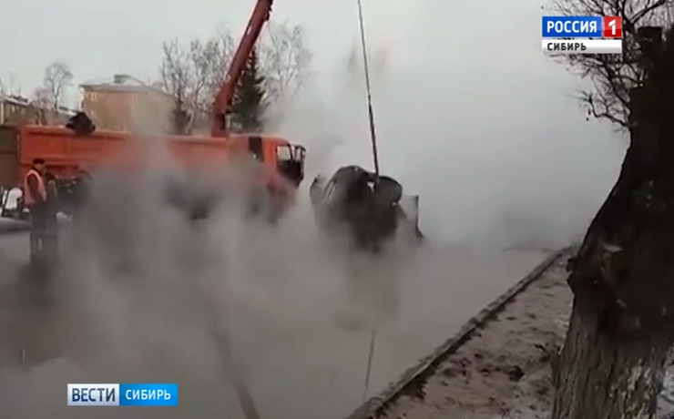 Автомобиль с беременной женщиной провалился под асфальт в Красноярске
