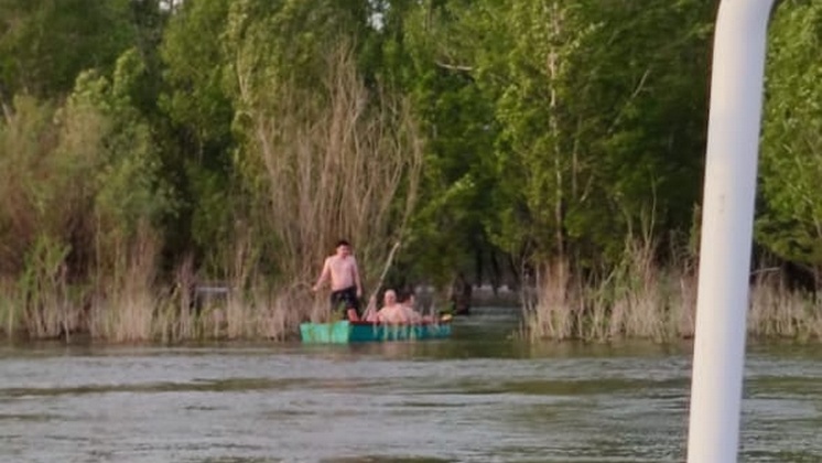 В Новосибирске спасли троих унесенных течением мужчин в лодке