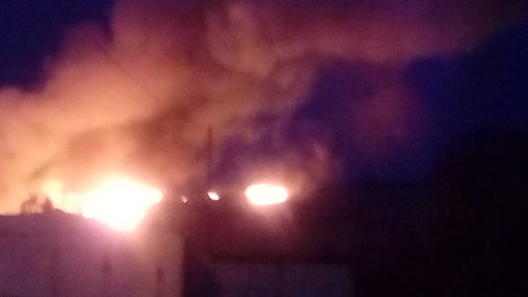 Мусорная свалка загорелась на улице Малыгина в Новосибирске