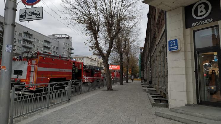 Из здания в центре Новосибирска эвакуировались 15 человек из-за пожара