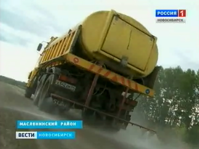 Новосибирские дорожники сегодня взялись победить пыль противогололедным реагентом