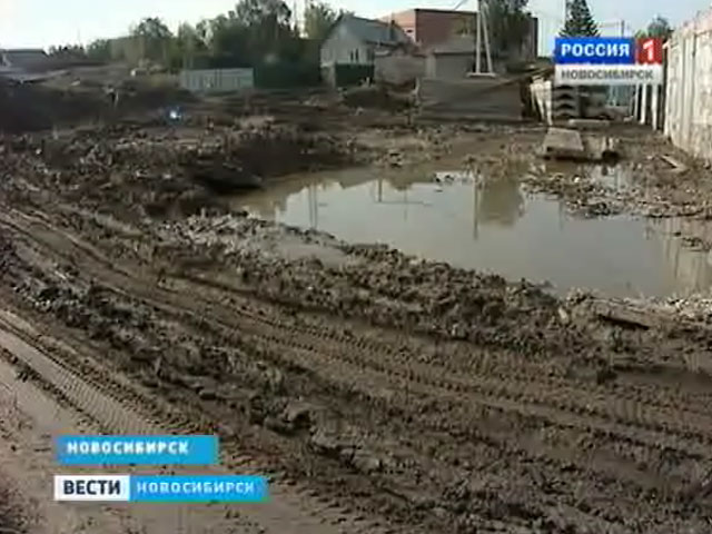 В Дзержинском районе по вине строительной компании грунтовые воды затапливают частные дома