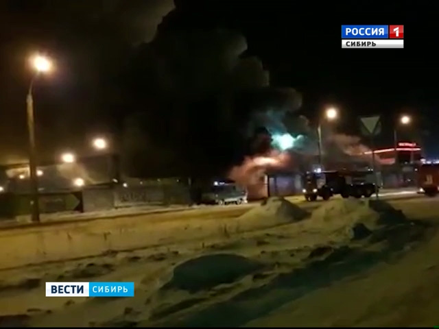 Причины ночного пожара на вещевом рынке выясняют в Красноярске