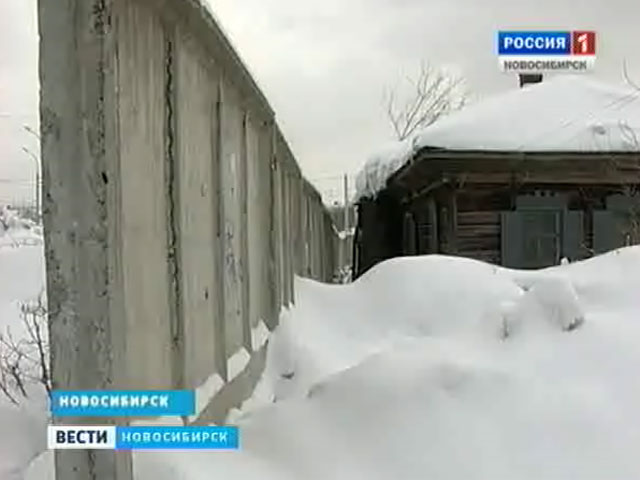 Жители нескольких частных домов в Новосибирске недовольны стройкой в своих дворах