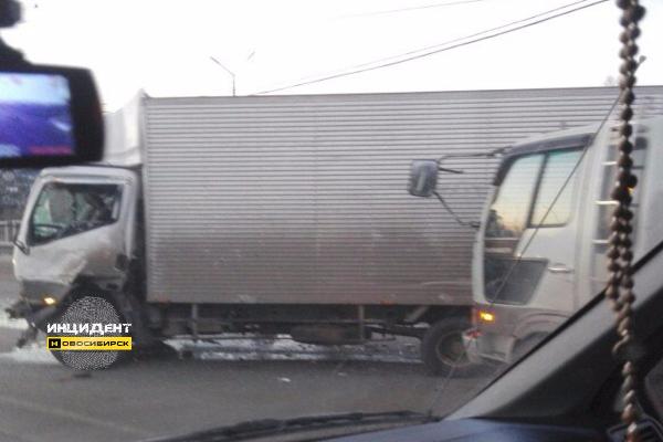 Авария грузовика и эвакуатора парализовала движение по улице Ватутина